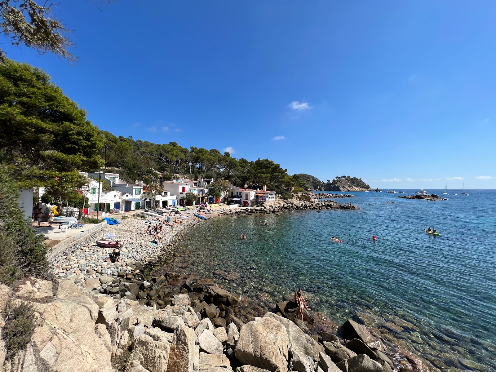 Foto van Cala s'Alguer met rotsachtig terrein oppervlakte