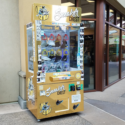 Shopping Mall «Woodburn Premium Outlets», reviews and photos, 1001 N Arney Rd, Woodburn, OR 97071, USA