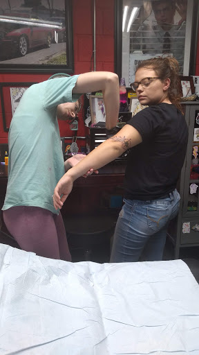 Tattoo Shop «Fishpig Ink», reviews and photos, 318 Woodward Ave, Muscle Shoals, AL 35661, USA