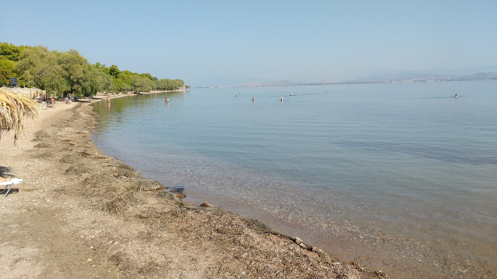 Foto von Plaka dilesi beach mit schwarzer sand & kiesel Oberfläche