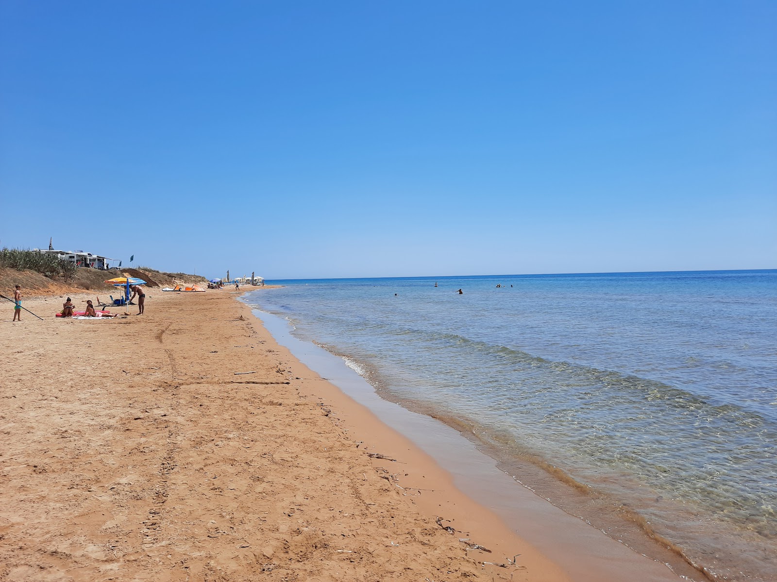 Foto von Puzziteddu beach mit geräumige bucht