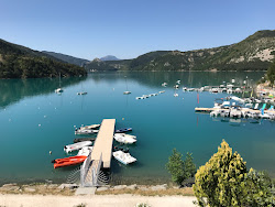 Foto von Plage du Touron von Klippen umgeben