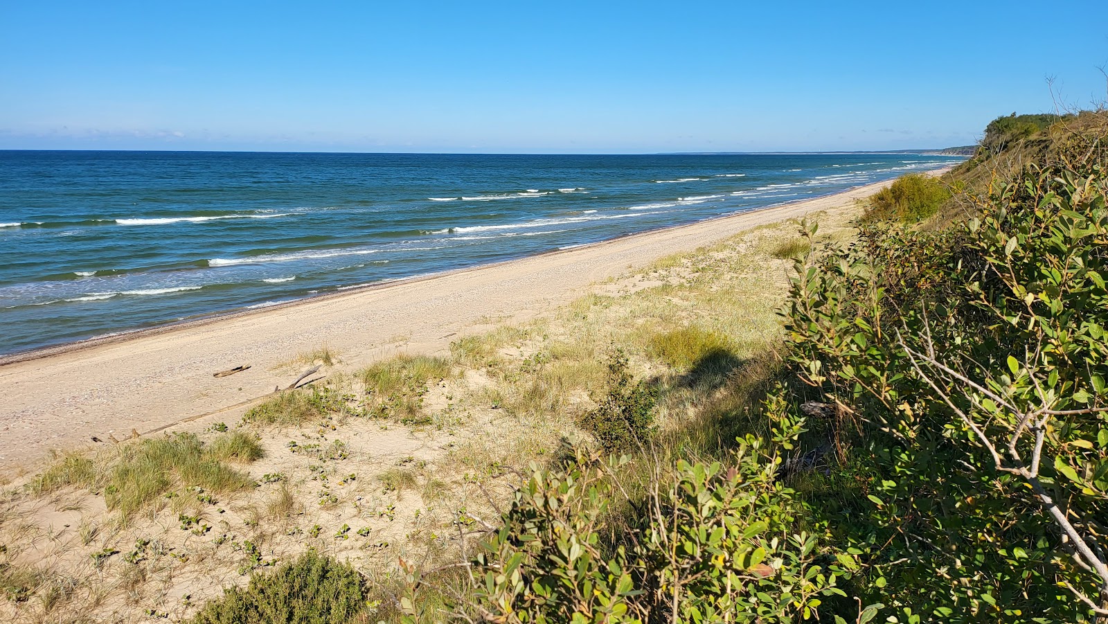 57 parallels beach的照片 带有碧绿色水表面