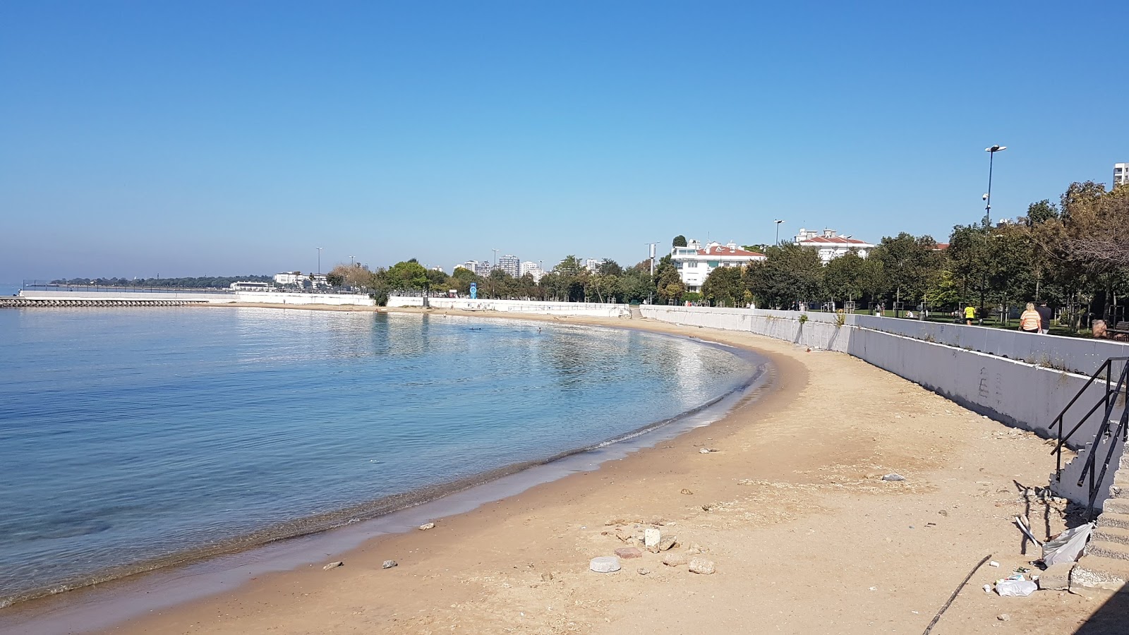 Foto van Caddebostan Plaji met zwart zand en kiezels oppervlakte