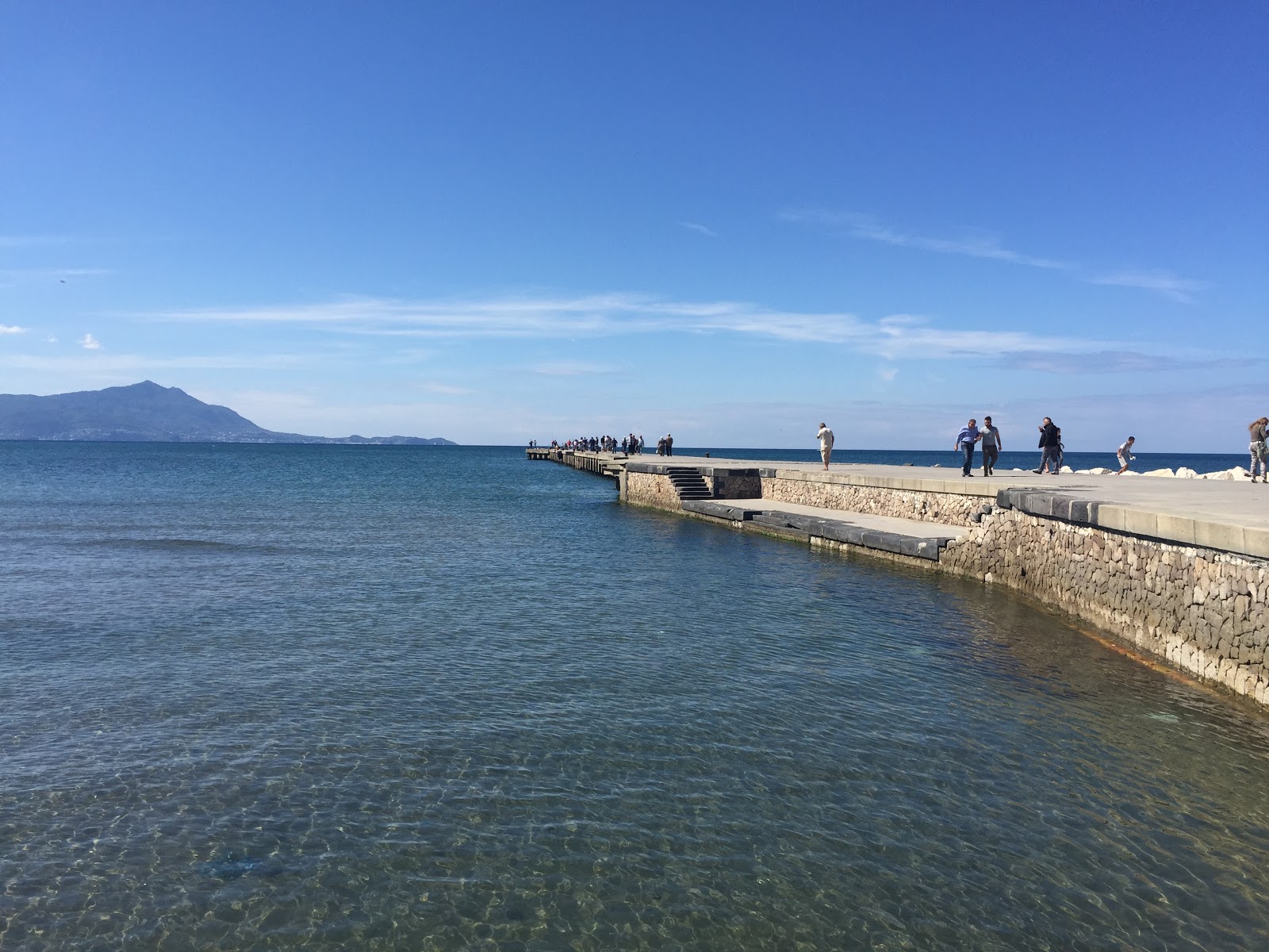 Foto von Torregaveta beach umgeben von Bergen