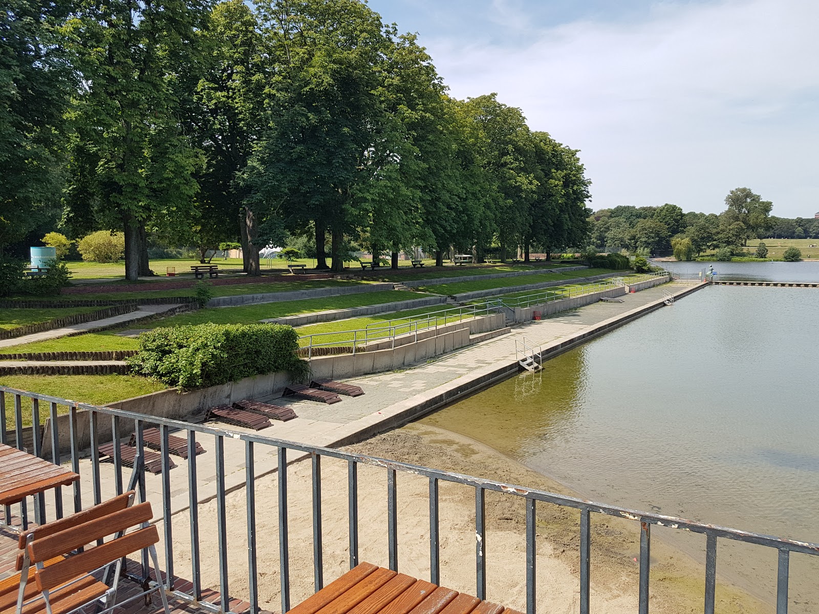 Foto von Naturbad Stadtparksee mit geräumige küstenlinie