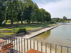 Foto von Naturbad Stadtparksee mit geräumige küstenlinie