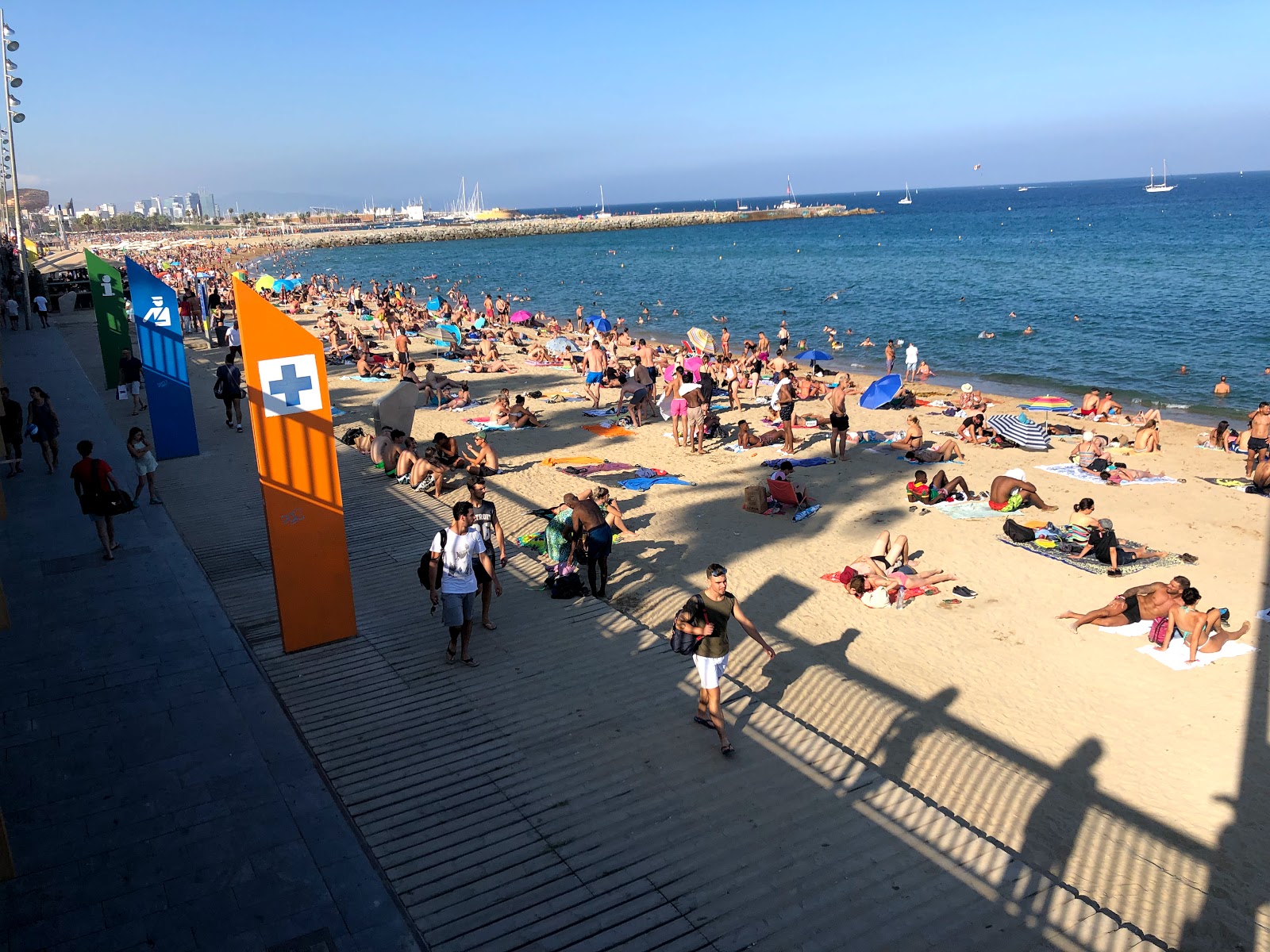 Foto av Playa Barceloneta - rekommenderas för familjeresenärer med barn