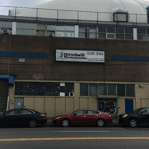 Thrift Store «Goodwill Industries Outlet Store & Donation Center», reviews and photos, 47-47 Van Dam St, Queens, NY 11101, USA