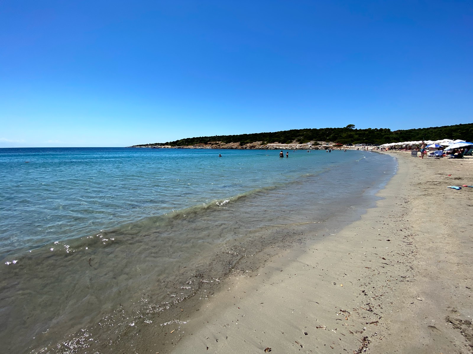 Foto de Kalogria beach com areia brilhante superfície