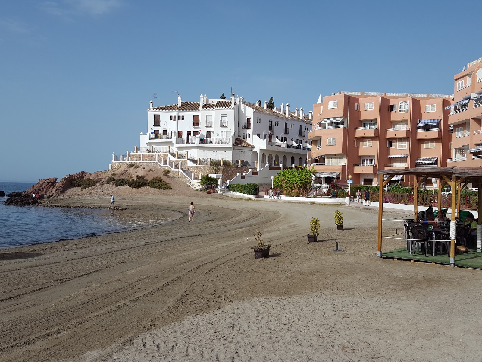 Foto von Playa de Calabardina mit blaues wasser Oberfläche