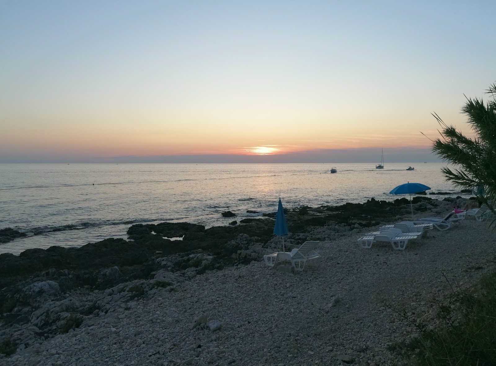 Fotografie cu Punta Kriz beach - locul popular printre cunoscătorii de relaxare
