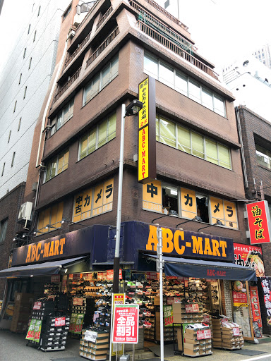 Shinjuku used camera market