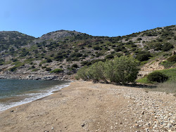 Paralia Monastiria'in fotoğrafı uçurumlarla desteklenmiş
