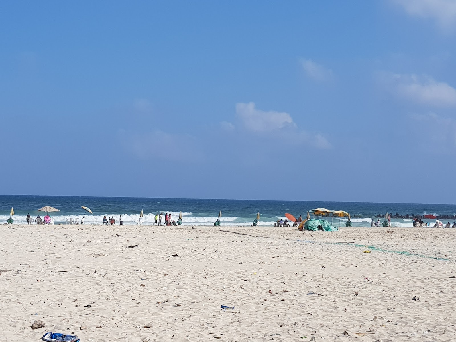 Foto av Al Bahri Public Beach med turkos rent vatten yta