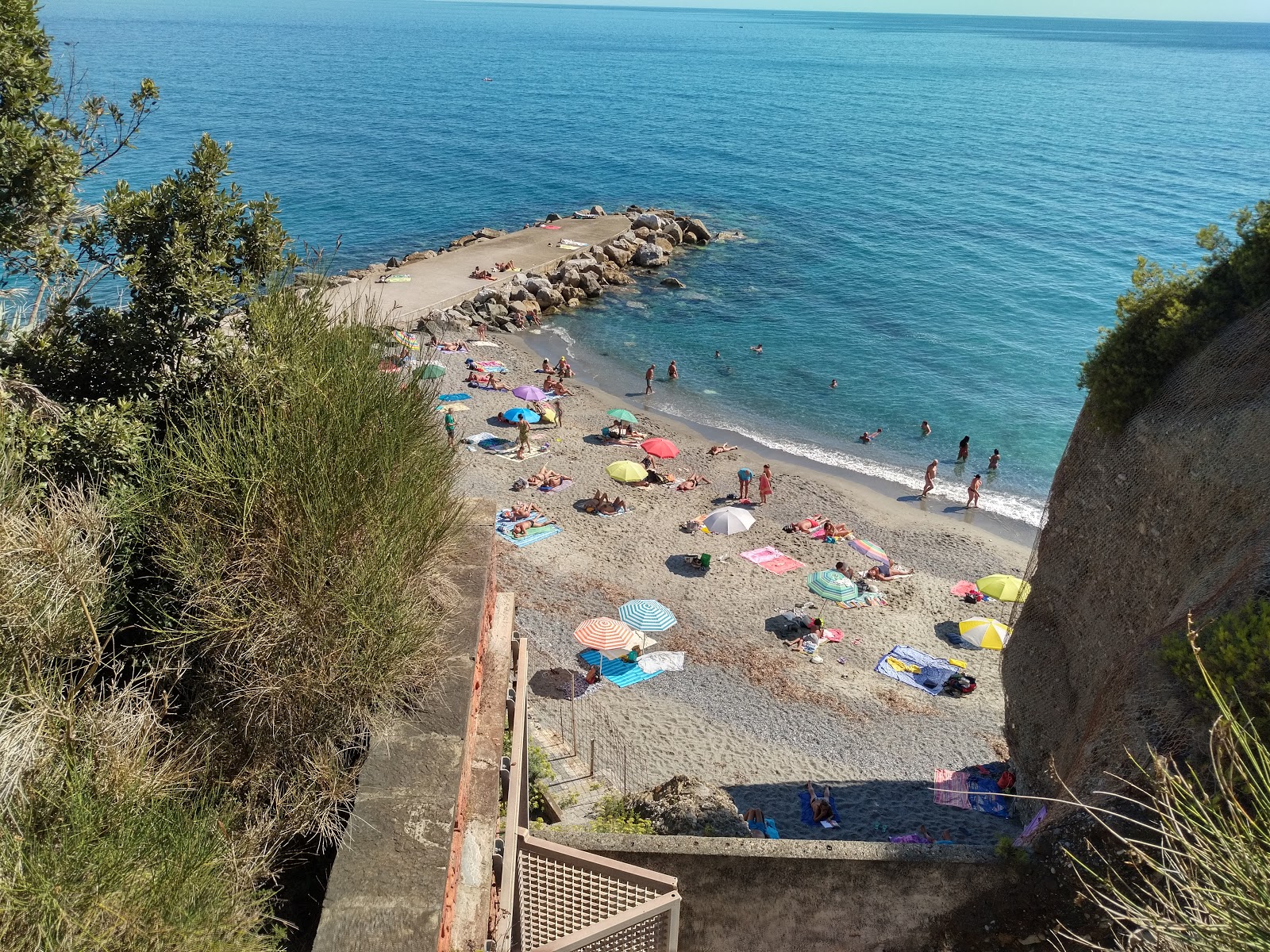 Foto von Spiaggia Libera Comunale mit schwarzer sand & kiesel Oberfläche