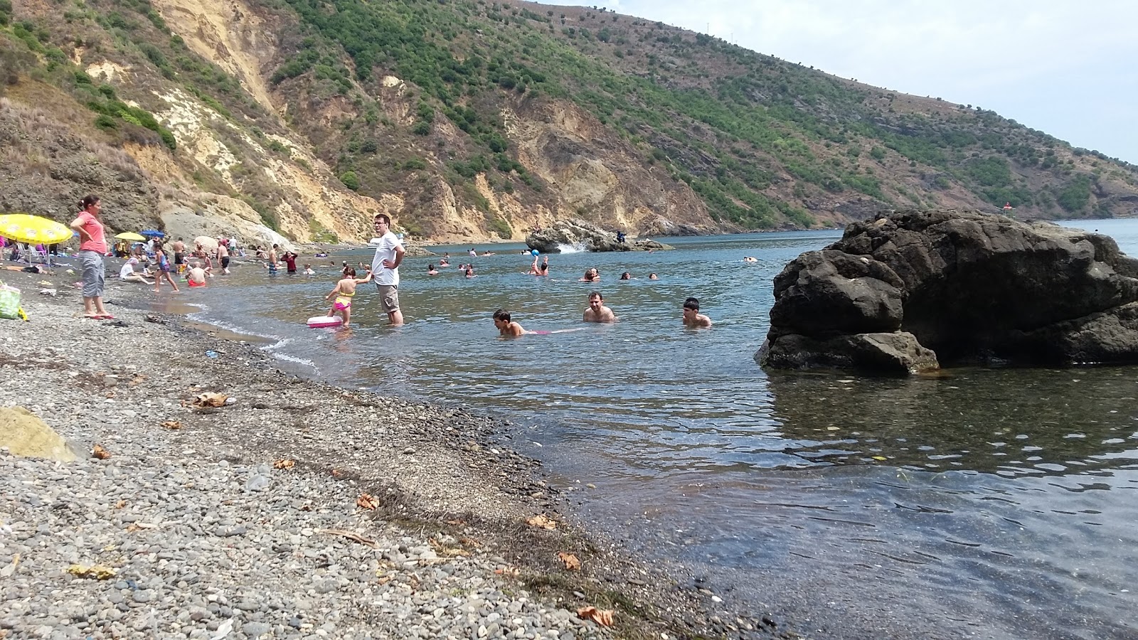 Photo of Karakum Plaji backed by cliffs