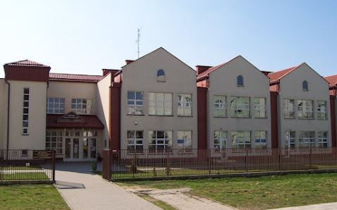 Szkoła Podstawowa nr 1 im. Jana Pawła II w Wadowicach os. Pod Skarpą 10, 34-100 Wadowice, Polska