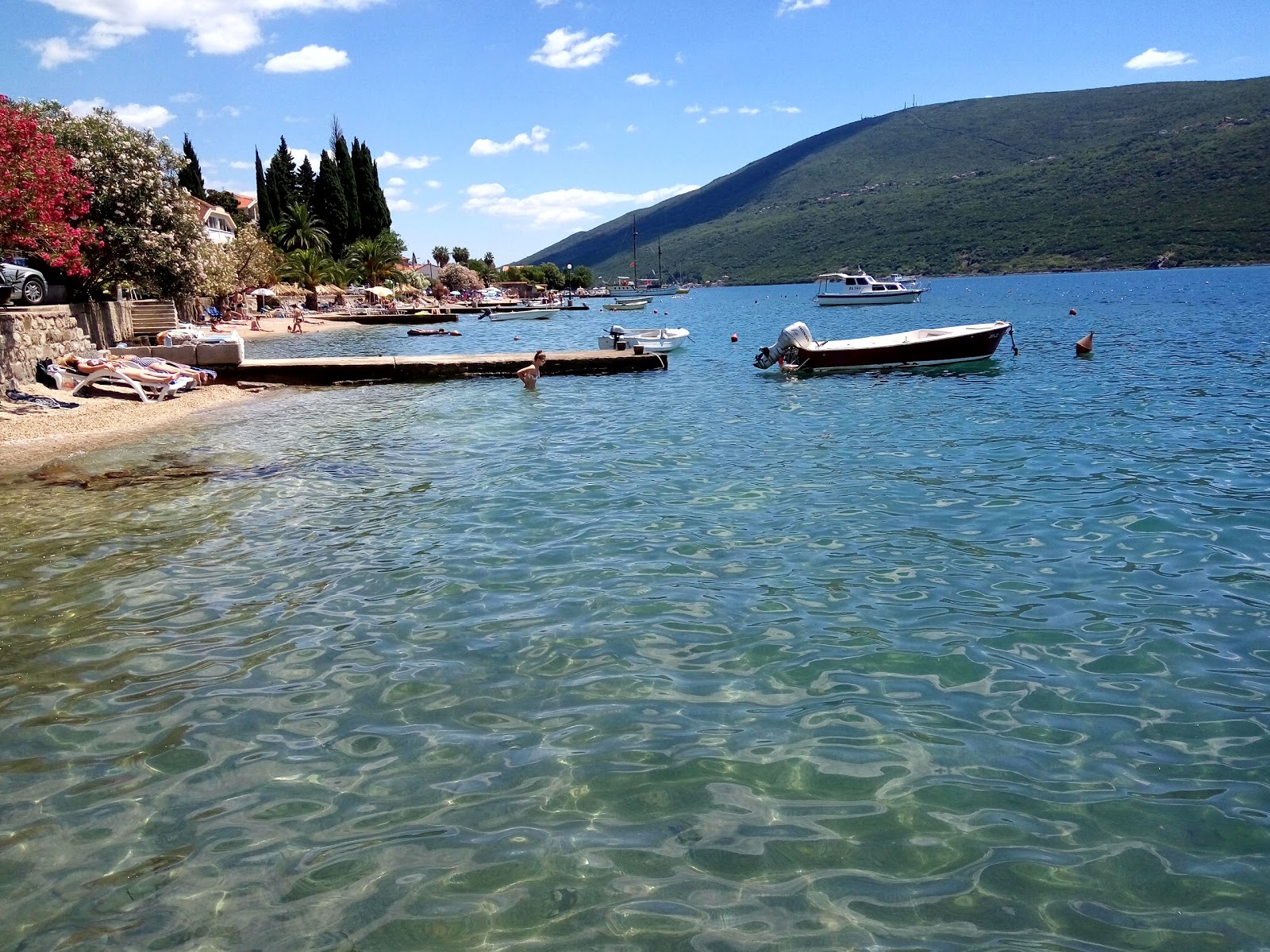 Foto von Aurora beach mit türkisfarbenes wasser Oberfläche