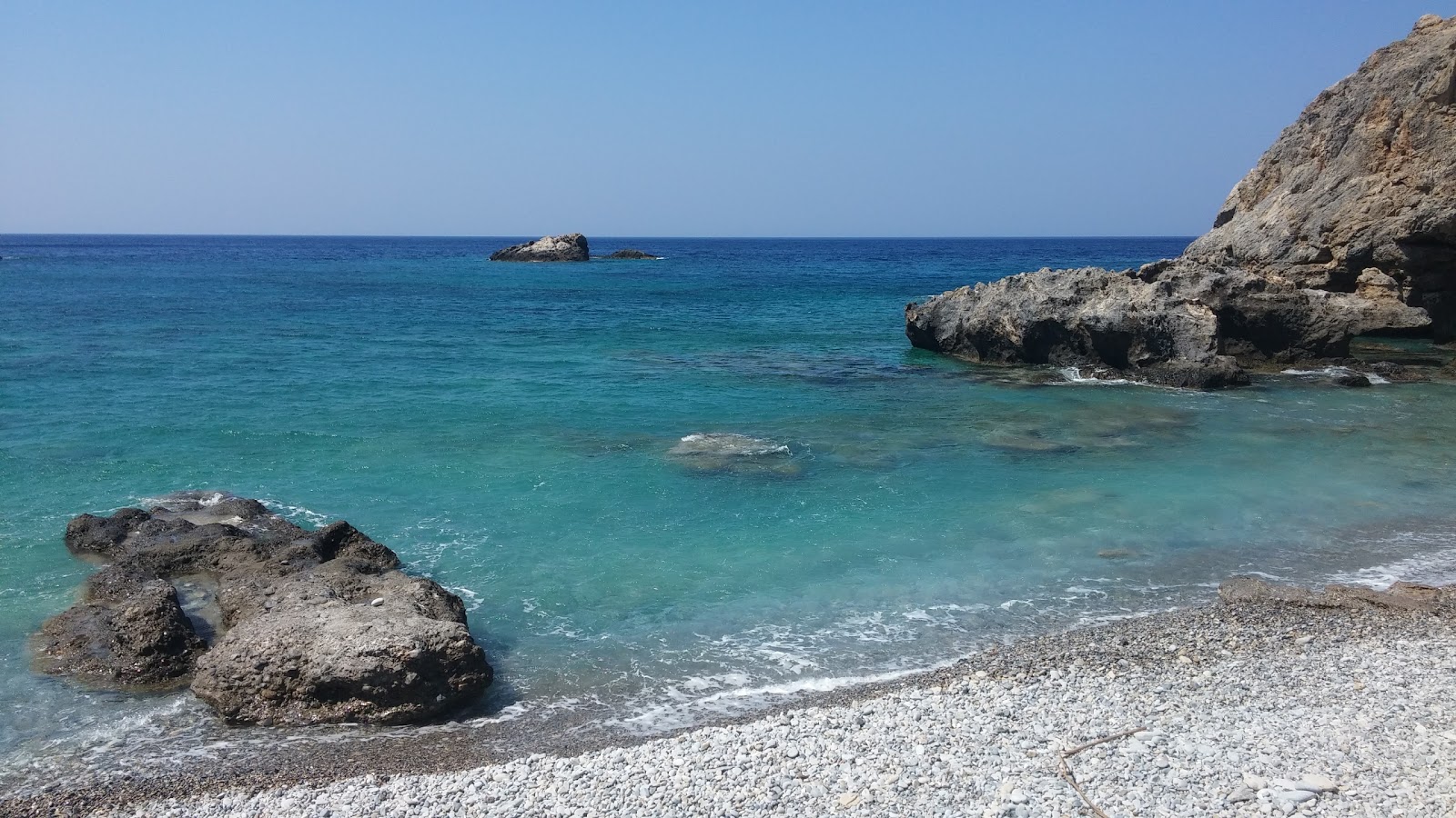 Foto av Agios Charalambos beach med turkos rent vatten yta