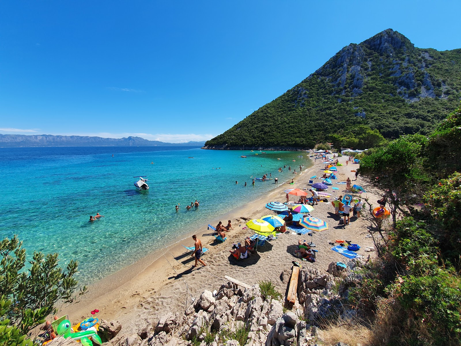 Fotografija Plaza Divna z lahki fini kamenček površino