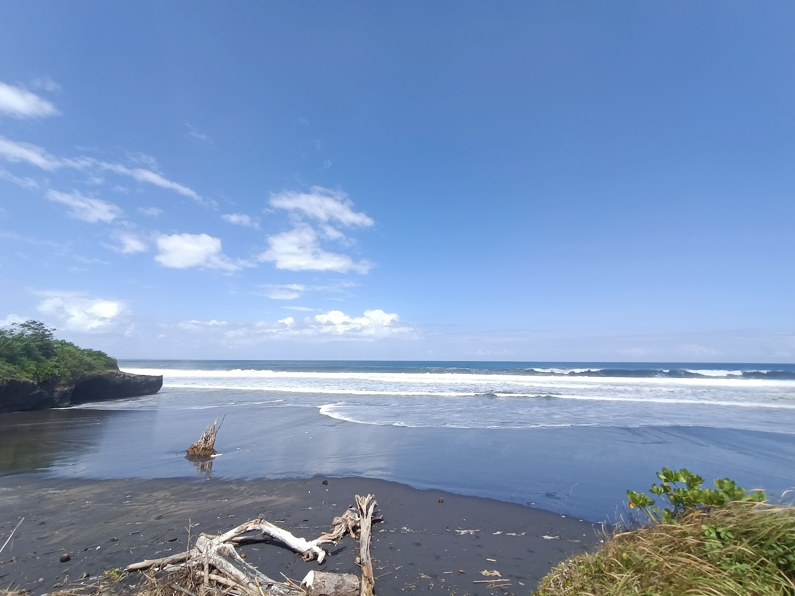 Photo de Abian Kapas Beach avec l'eau turquoise de surface