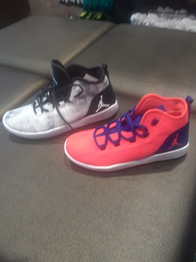 Shoe Store «Foot Locker», reviews and photos, 990 Gulfgate Center Mall, Houston, TX 77087, USA