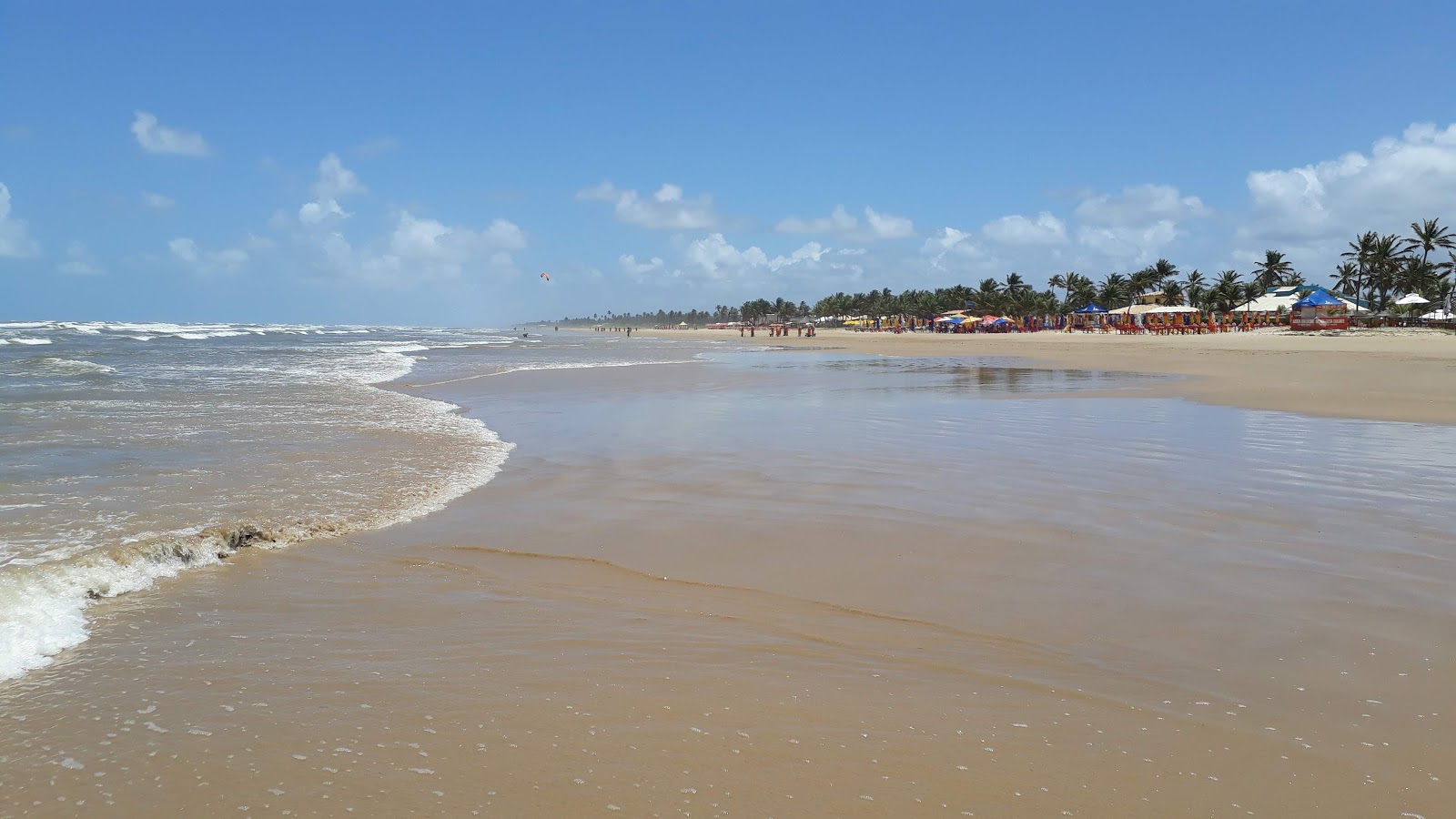 Fotografie cu Praia do Atalaia cu o suprafață de apa pură turcoaz