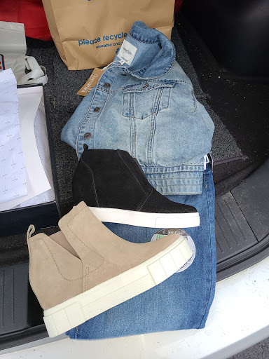 Shoe Store «DSW Designer Shoe Warehouse», reviews and photos, 290 S Broadway, Salem, NH 03079, USA