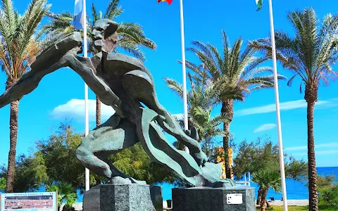 Monumento en Homenaje al Pescador image
