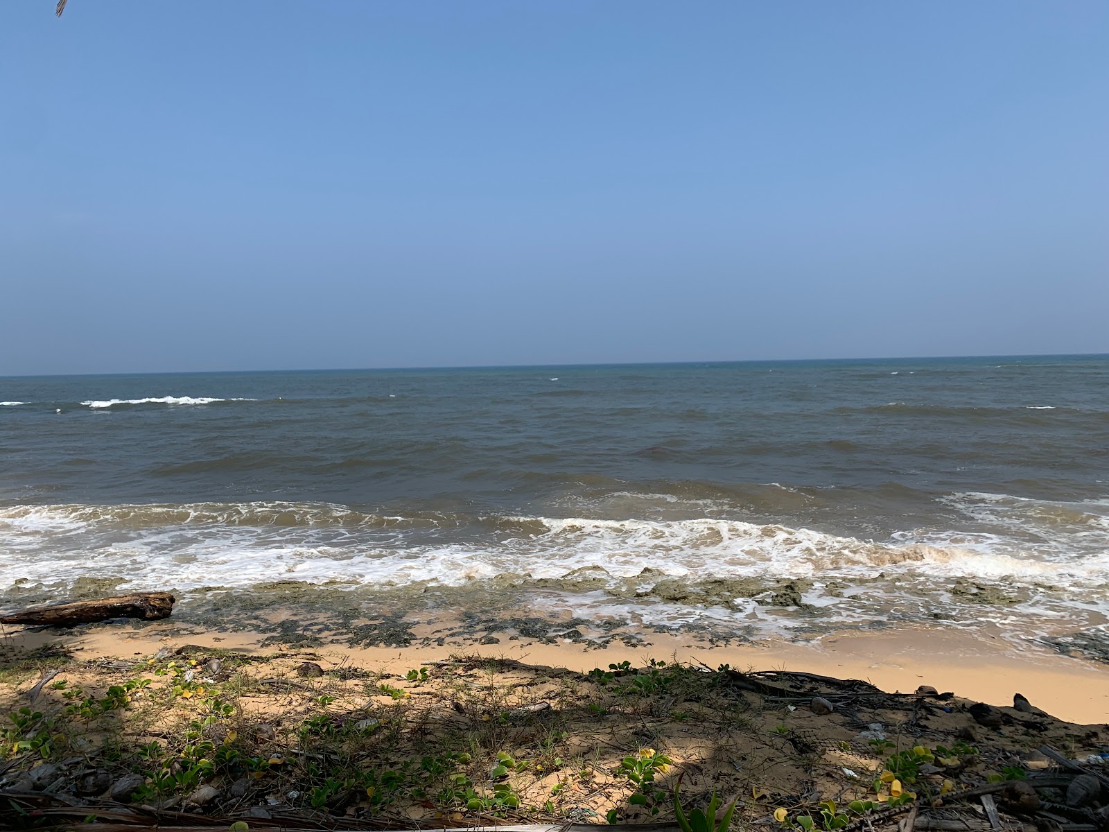 Playa Nisibon的照片 带有灰色沙和岩石表面