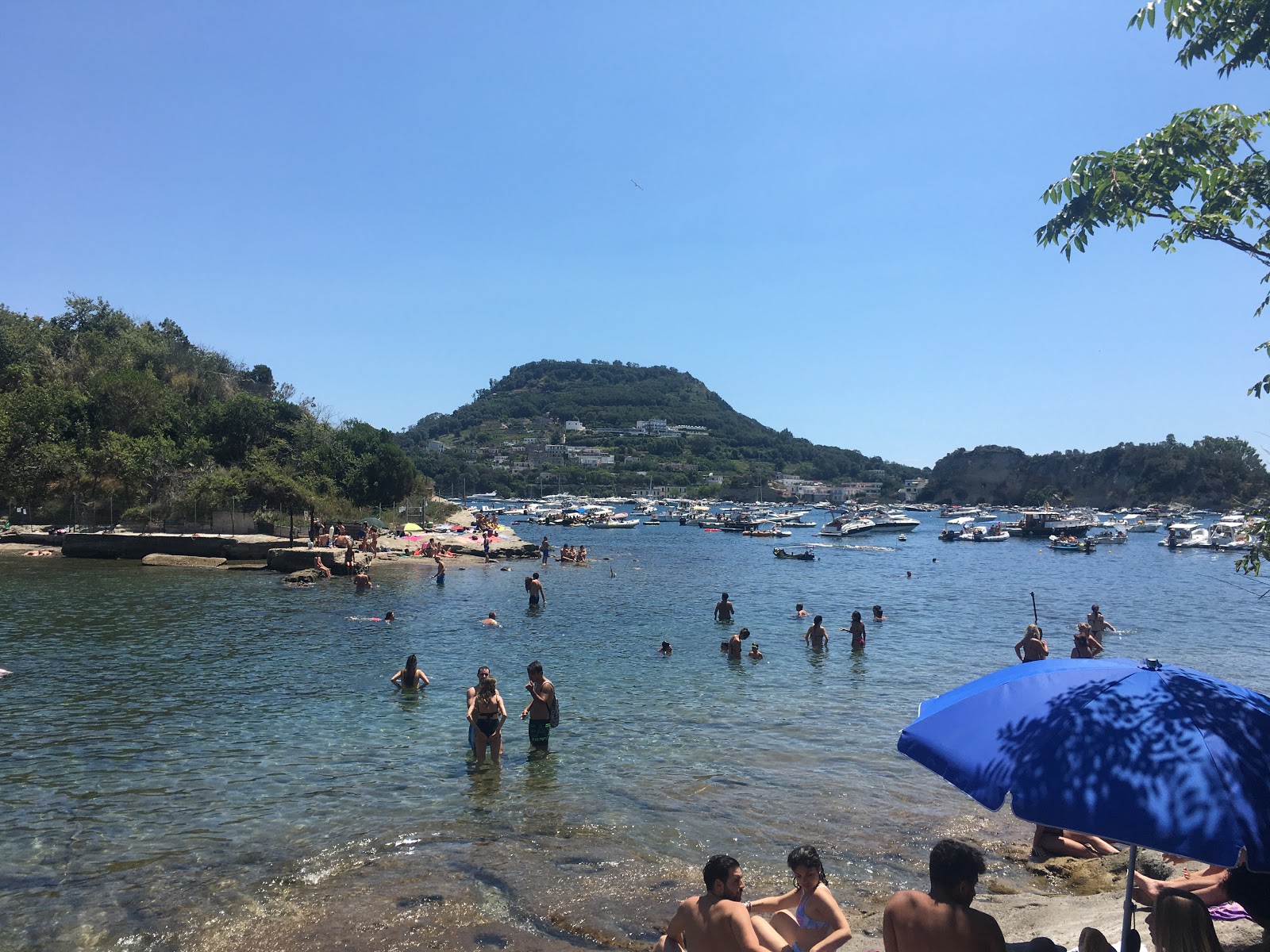 Φωτογραφία του Schiacchetiello Beach με rocky shore επιφάνεια