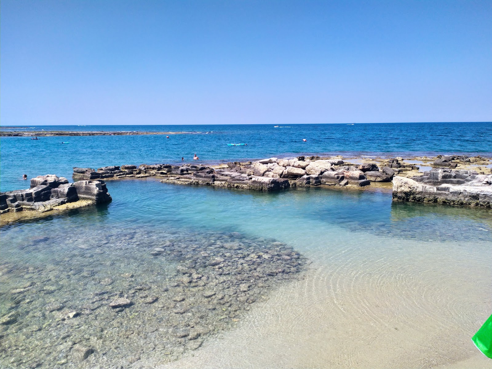 Torre San Vito beach'in fotoğrafı mavi saf su yüzey ile