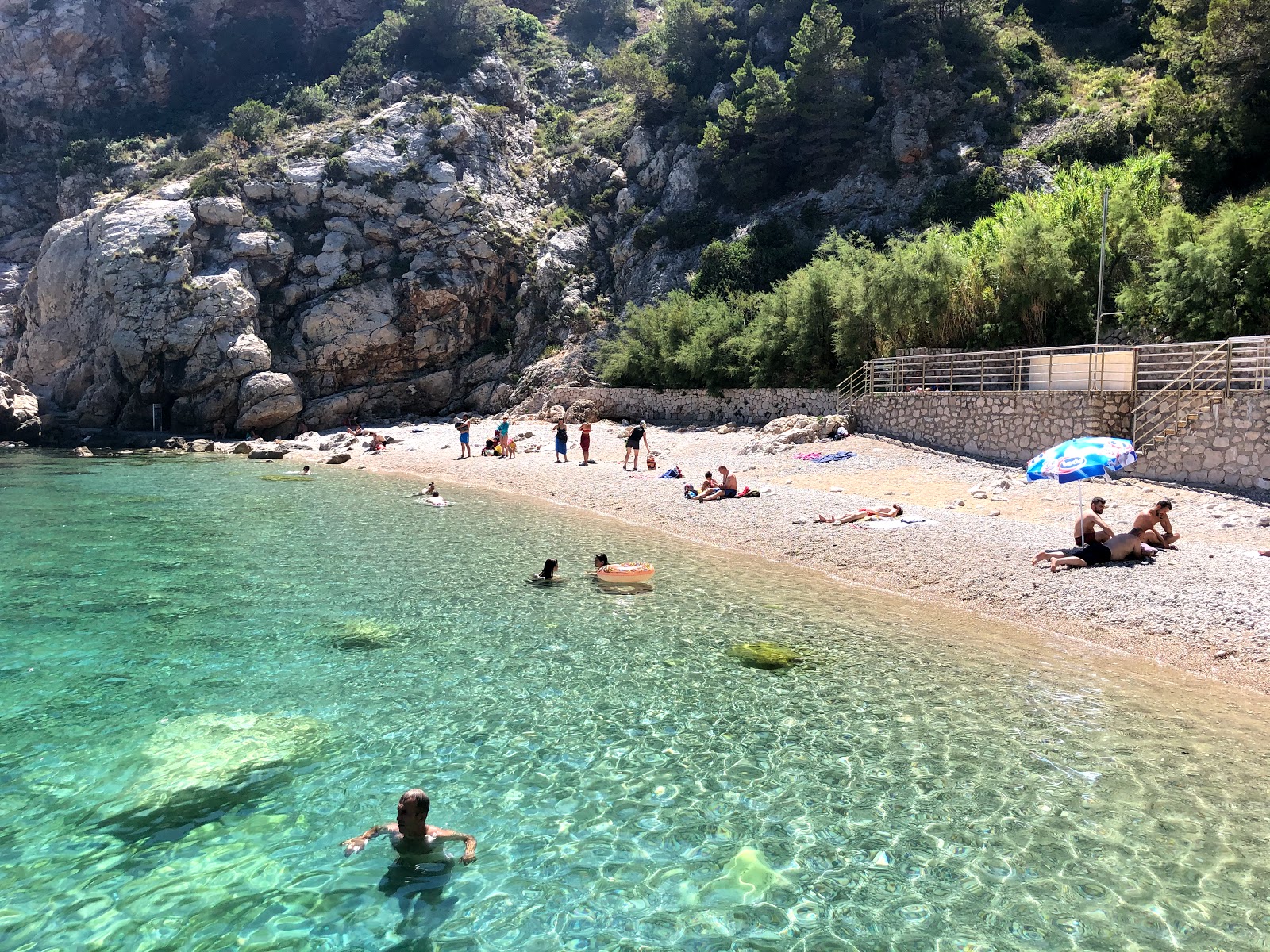 Foto de Bellevue beach com seixos bege superfície