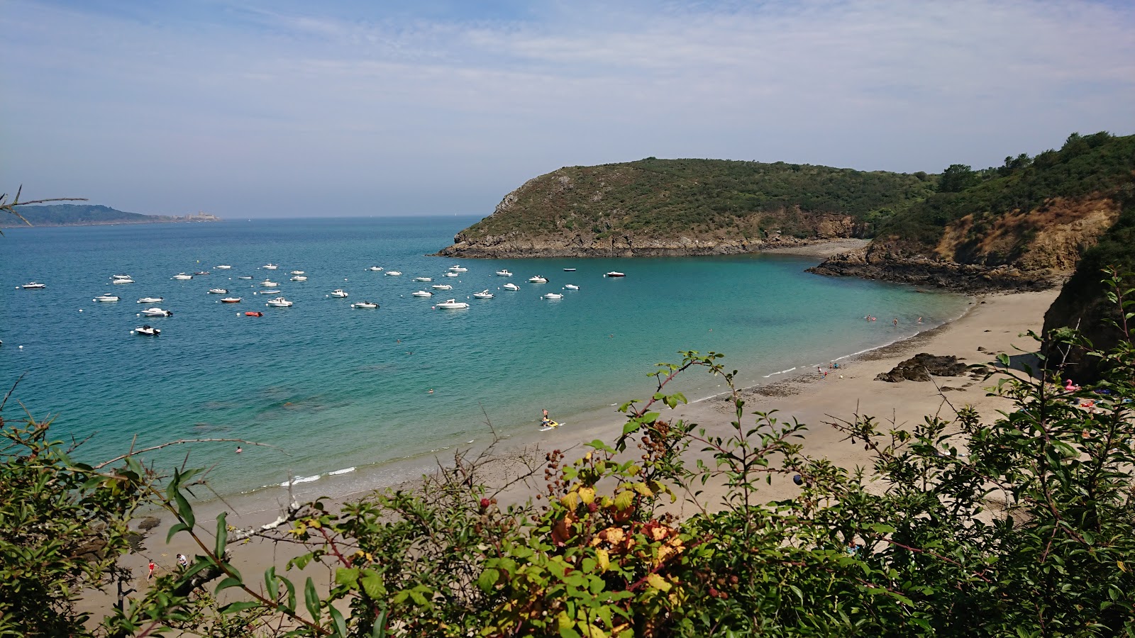 Photo de Plage de la Fresnaye entouré de montagnes