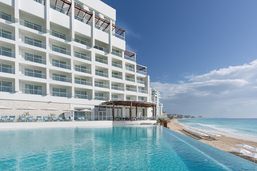Hotels celebrate birthday couple Cancun