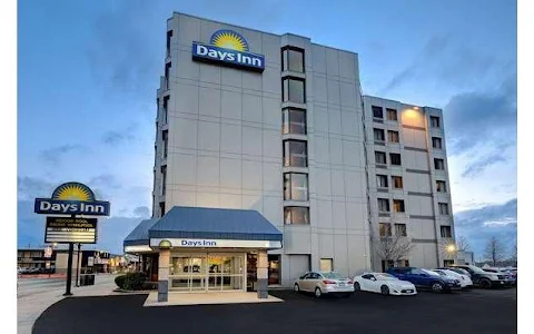 Days Inn by Wyndham Niagara Falls Near The Falls image