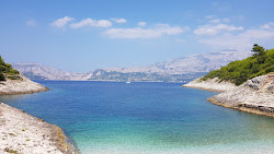 Uvala Voscica II'in fotoğrafı birden fazla küçük koy ile birlikte
