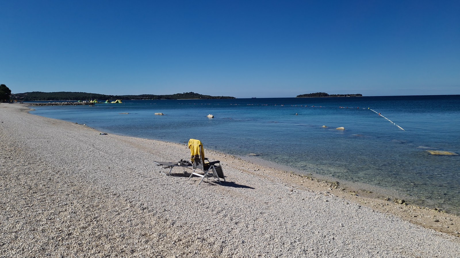 Zdjęcie Bi Village beach z powierzchnią beżowe kamyki