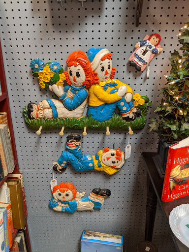 Shopping Mall «Town Peddler Craft and Antique Mall», reviews and photos, 35323 Plymouth Rd, Livonia, MI 48150, USA