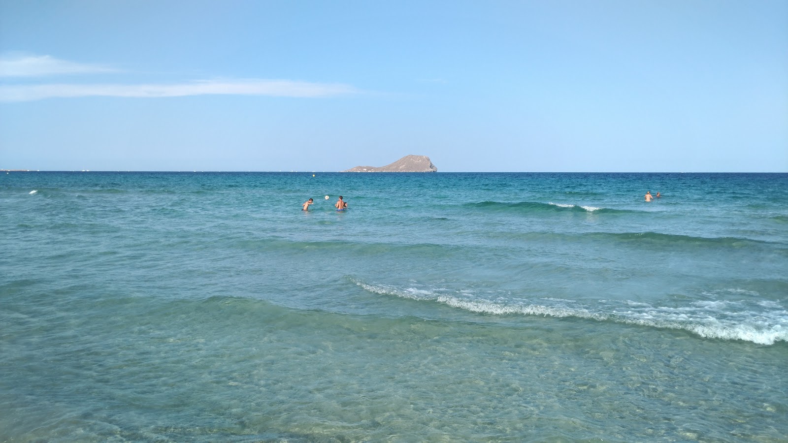 Foto de Playa del Pedrucho con bahía mediana