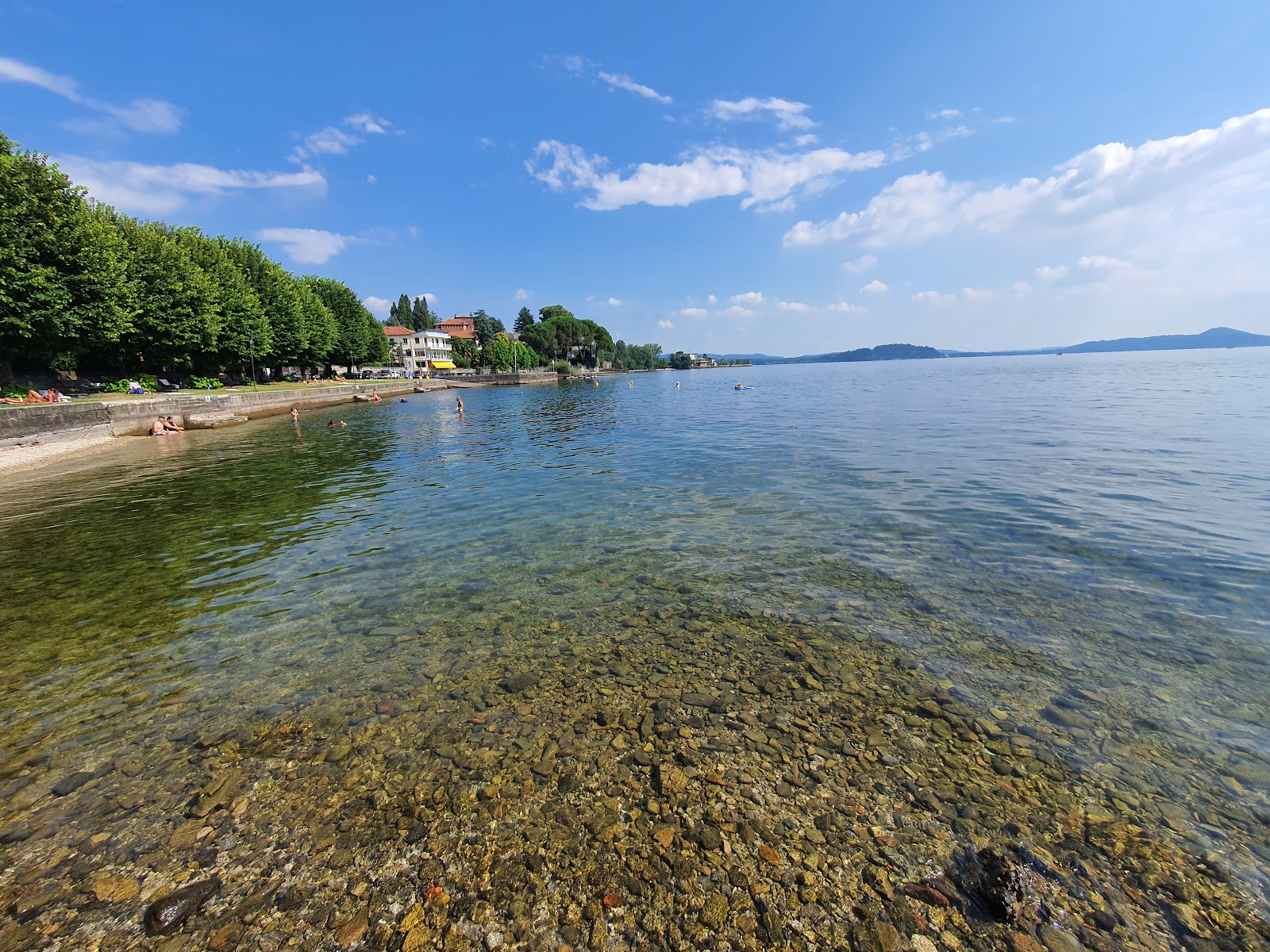 Zdjęcie Arolo Beach z powierzchnią trawa