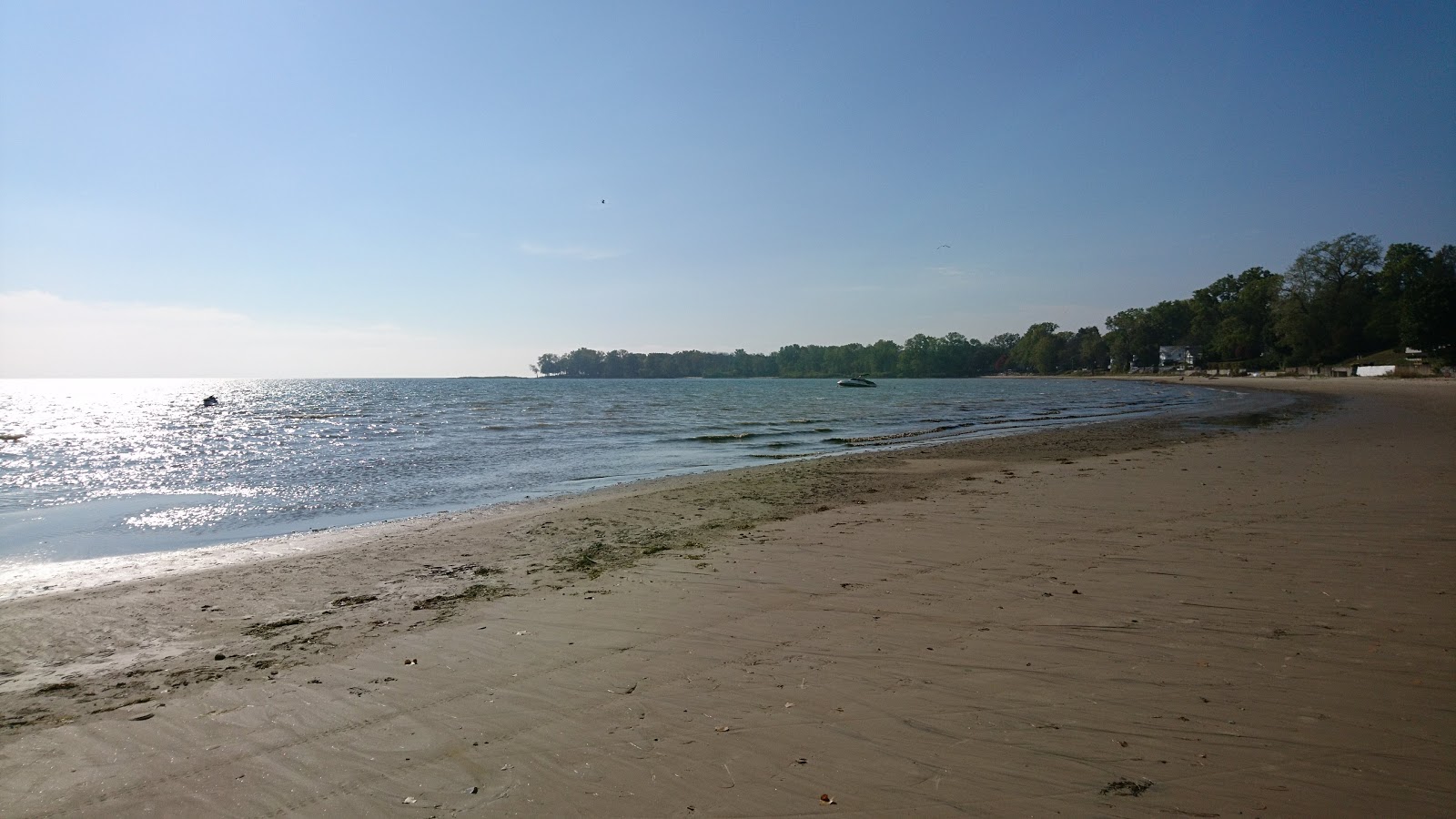 Crescent Beach的照片 带有碧绿色纯水表面