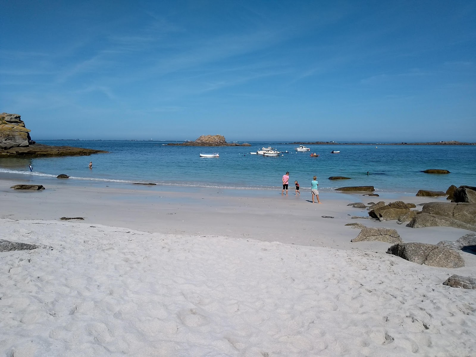 Beach of Porsguen的照片 带有白沙表面