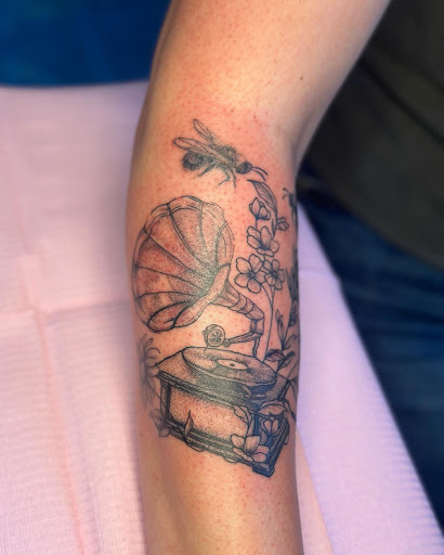 Explore knee cap tattoo ideas for men, creative tattoo ideas in Belgrade, available at The Loyal Sparrow Tattoo and Piercing