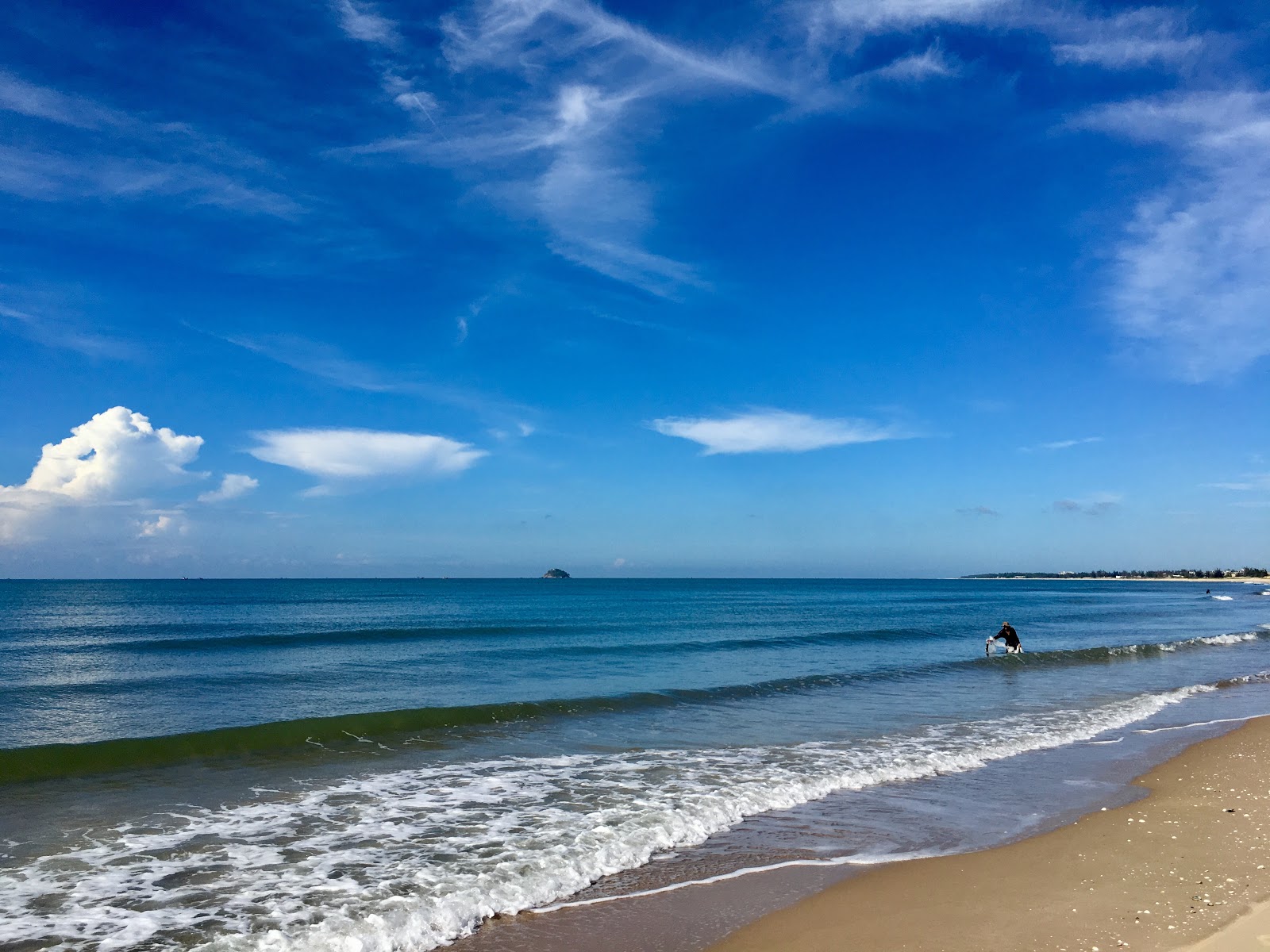 Φωτογραφία του Black Sand Beach με φωτεινή άμμος επιφάνεια