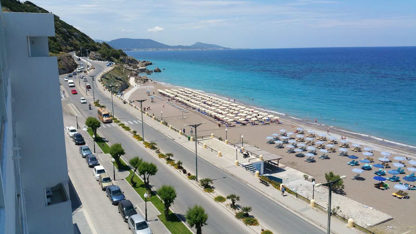 Foto di Akti Kanari Beach con una superficie del ciottolo fine bianco