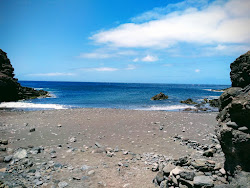 Foto von Playa de El Puerto umgeben von Bergen