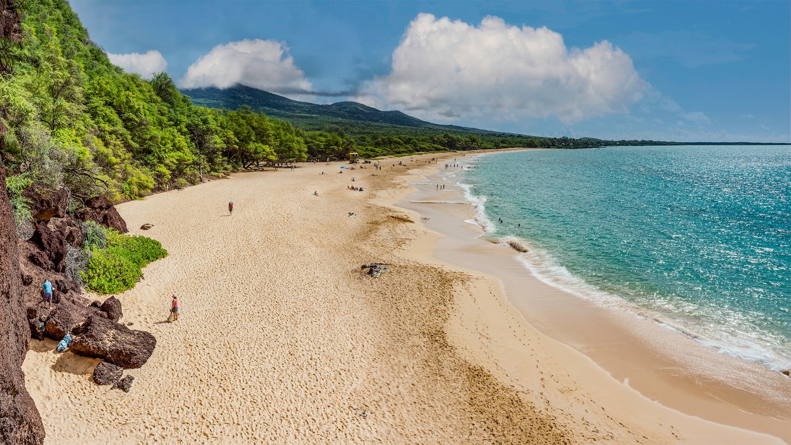 Foto di Spiaggia di Makena con una superficie del sabbia luminosa