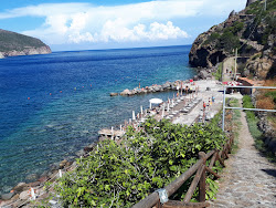 Foto von Spiaggia Cala la Grotta mit eine gerade küstenlinie
